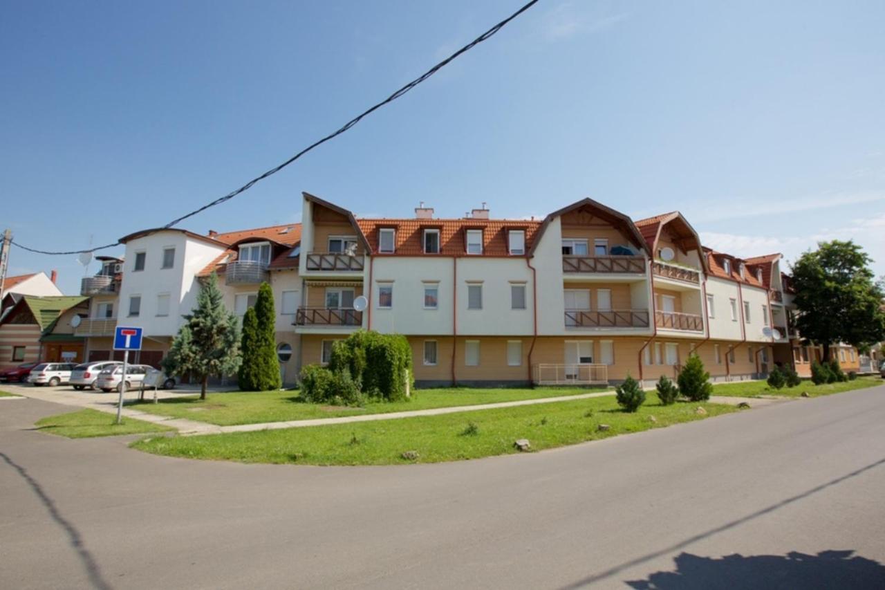 Zoli Apartmanok-Anna Koelcsey 32 Hajdúszoboszló Buitenkant foto